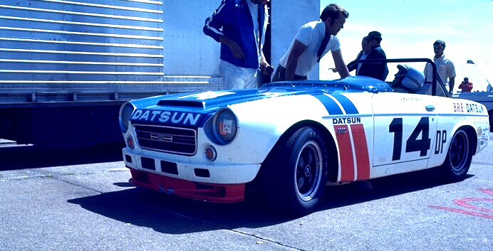 Mac Tilton and Pete Brock look on - Frank is ready